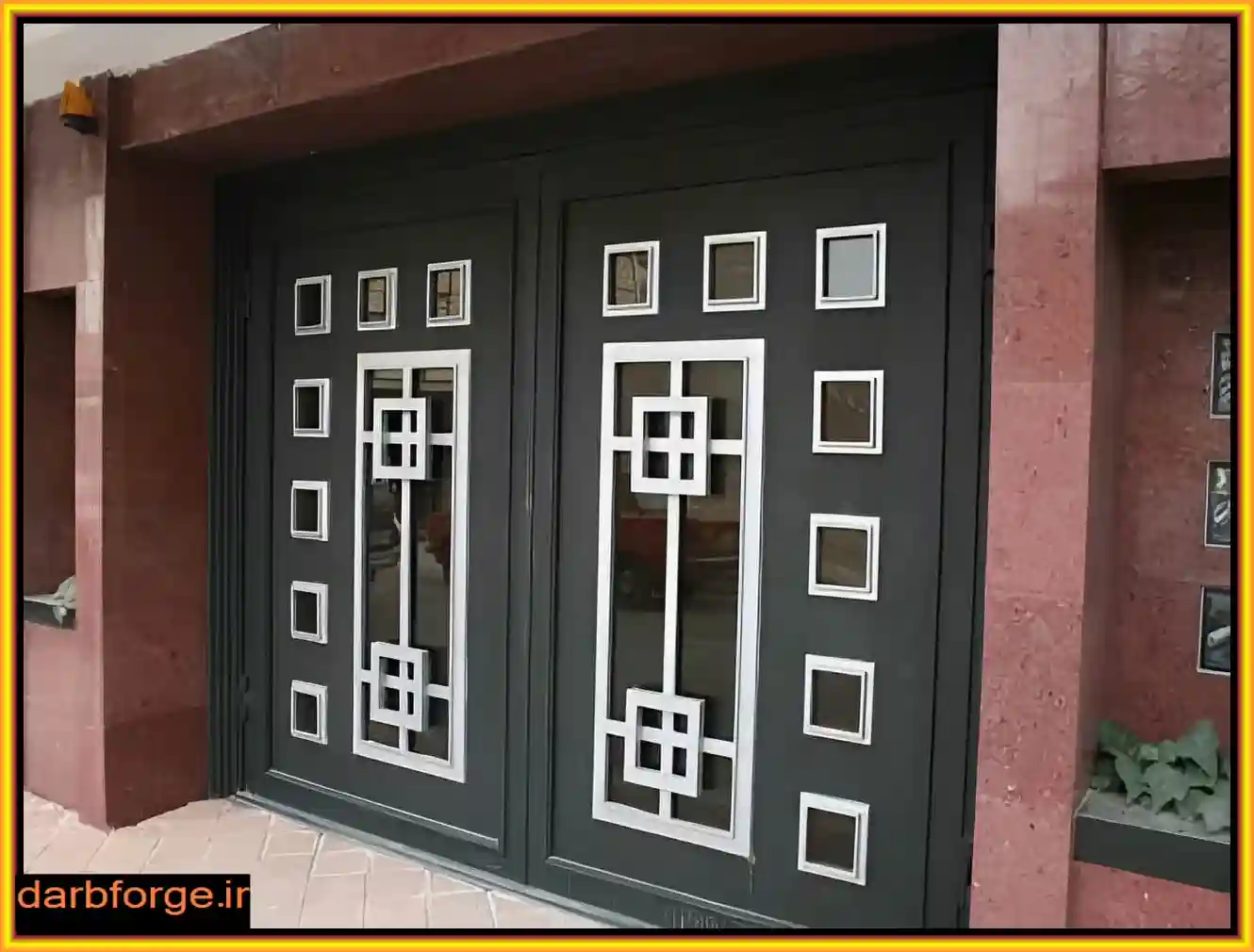 درب آهنی ساده ورودی ساختمان با پوشش های محافظتی درب آهنی ساده ورودی ساختمان با پوشش های محافظتی