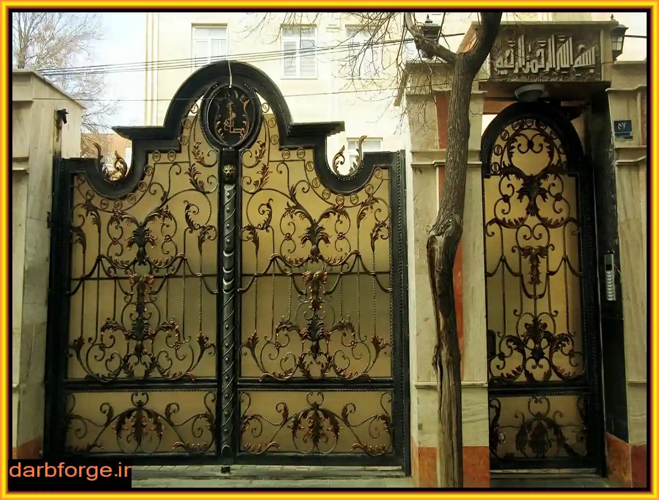 شیشه های رنگی در درب فلزی شیشه های رنگی در درب فلزی