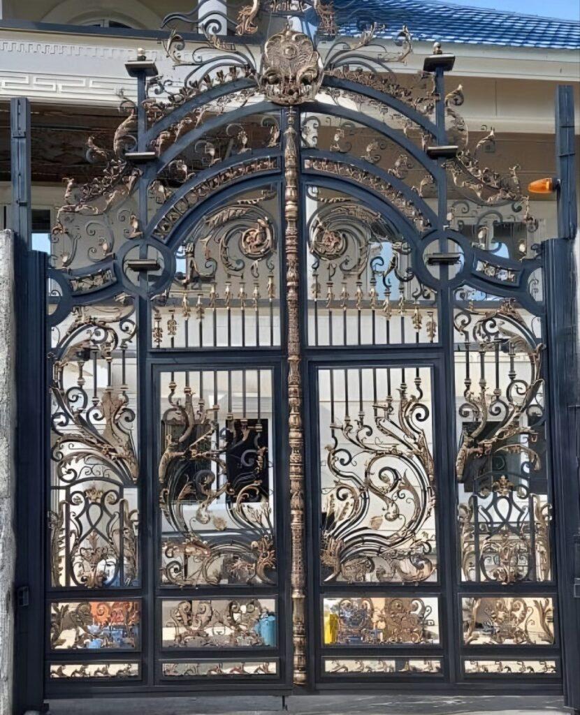 قیمت سفارش درب حیاط فرفورژه تاج دار قیمت سفارش درب حیاط فرفورژه تاج دار