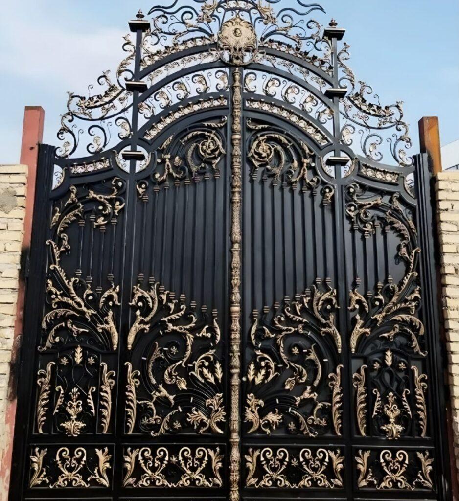 قیمت درب های فرفورژه و فلزی ساده
قیمت درب های فرفورژه و فلزی ساده تحت تأثیر عواملی نظیر ابعاد درب، طراحی، نوع فلز، و فرآیند ساخت قرار می گیرد. درب های فرفورژه به دلیل طرح های پیچیده و زمان بر بودن فرآیند ساخت، معمولاً هزینه بیشتری دارند. اما درب های فلزی ساده به دلیل طراحی مینیمالیستی و ساختار ساده تر، معمولاً قیمت کمتری دارند. در هر دو حالت، انتخاب دقیق مدل و مشخصات فنی می تواند تأثیر زیادی بر هزینه های نهایی داشته باشد. در این بخش، به جزئیات بیشتری در مورد قیمت این دو نوع درب خواهیم پرداخت. قیمت درب های فرفورژه و فلزی ساده
قیمت درب های فرفورژه و فلزی ساده تحت تأثیر عواملی نظیر ابعاد درب، طراحی، نوع فلز، و فرآیند ساخت قرار می گیرد. درب های فرفورژه به دلیل طرح های پیچیده و زمان بر بودن فرآیند ساخت، معمولاً هزینه بیشتری دارند. اما درب های فلزی ساده به دلیل طراحی مینیمالیستی و ساختار ساده تر، معمولاً قیمت کمتری دارند. در هر دو حالت، انتخاب دقیق مدل و مشخصات فنی می تواند تأثیر زیادی بر هزینه های نهایی داشته باشد. در این بخش، به جزئیات بیشتری در مورد قیمت این دو نوع درب خواهیم پرداخت.