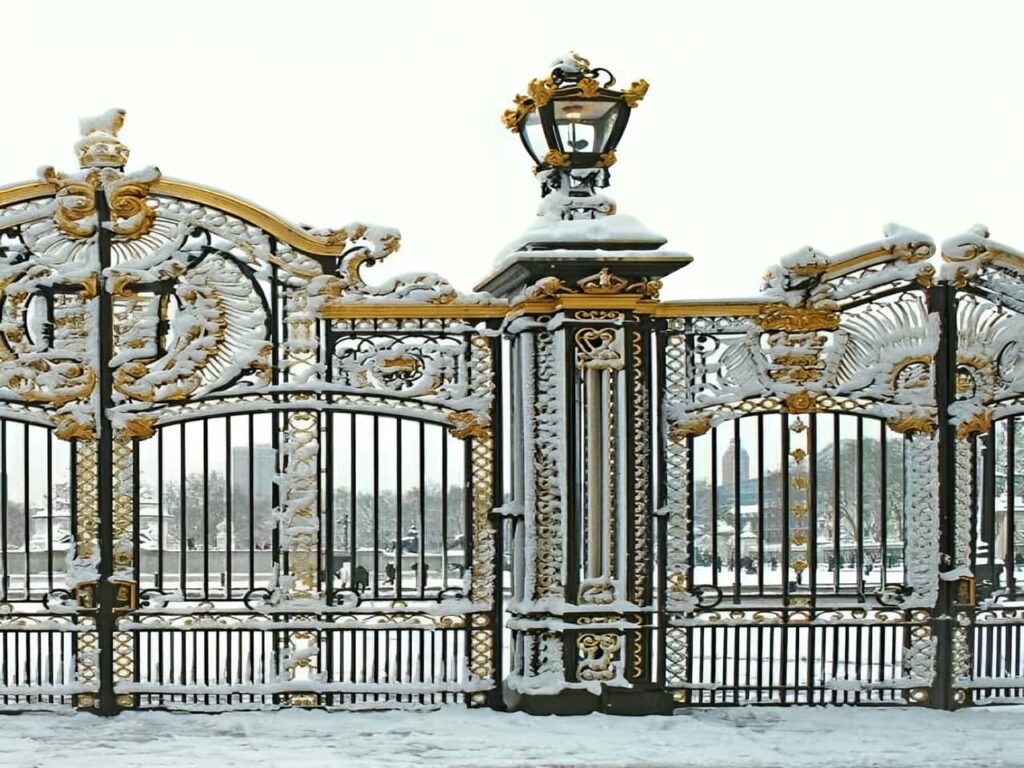 سفارش درب حیاط فرفورژه تاج دار سفارش درب حیاط فرفورژه تاج دار