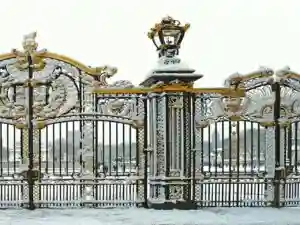 سفارش درب حیاط فرفورژه تاج دار