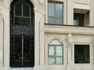 درب و پنجره آهنی در بازار