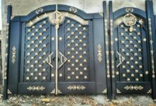 درب آهنی ورود به ساختمان