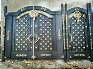 درب آهنی ورود به ساختمان
