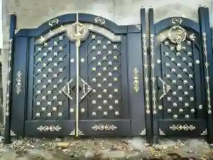 درب آهنی ورود به ساختمان