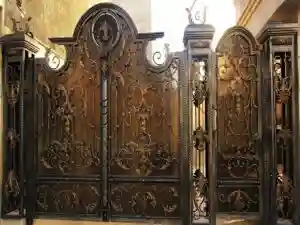 درب فلزی ورودی راه پله ساختمان چند طبقه