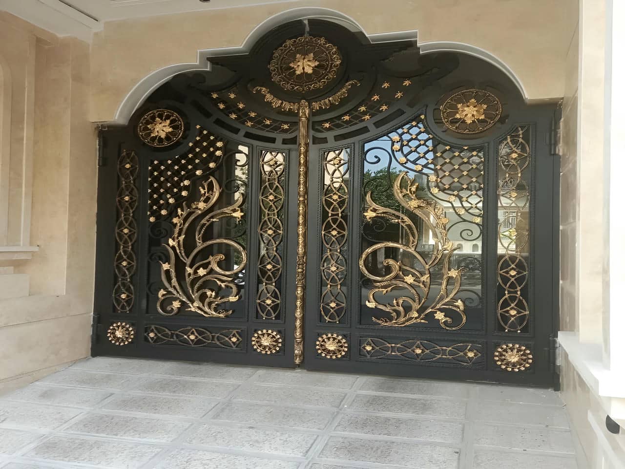 درب پارکینگ جنوبی ساختمان | درب فرفورژه درب پارکینگ جنوبی ساختمان