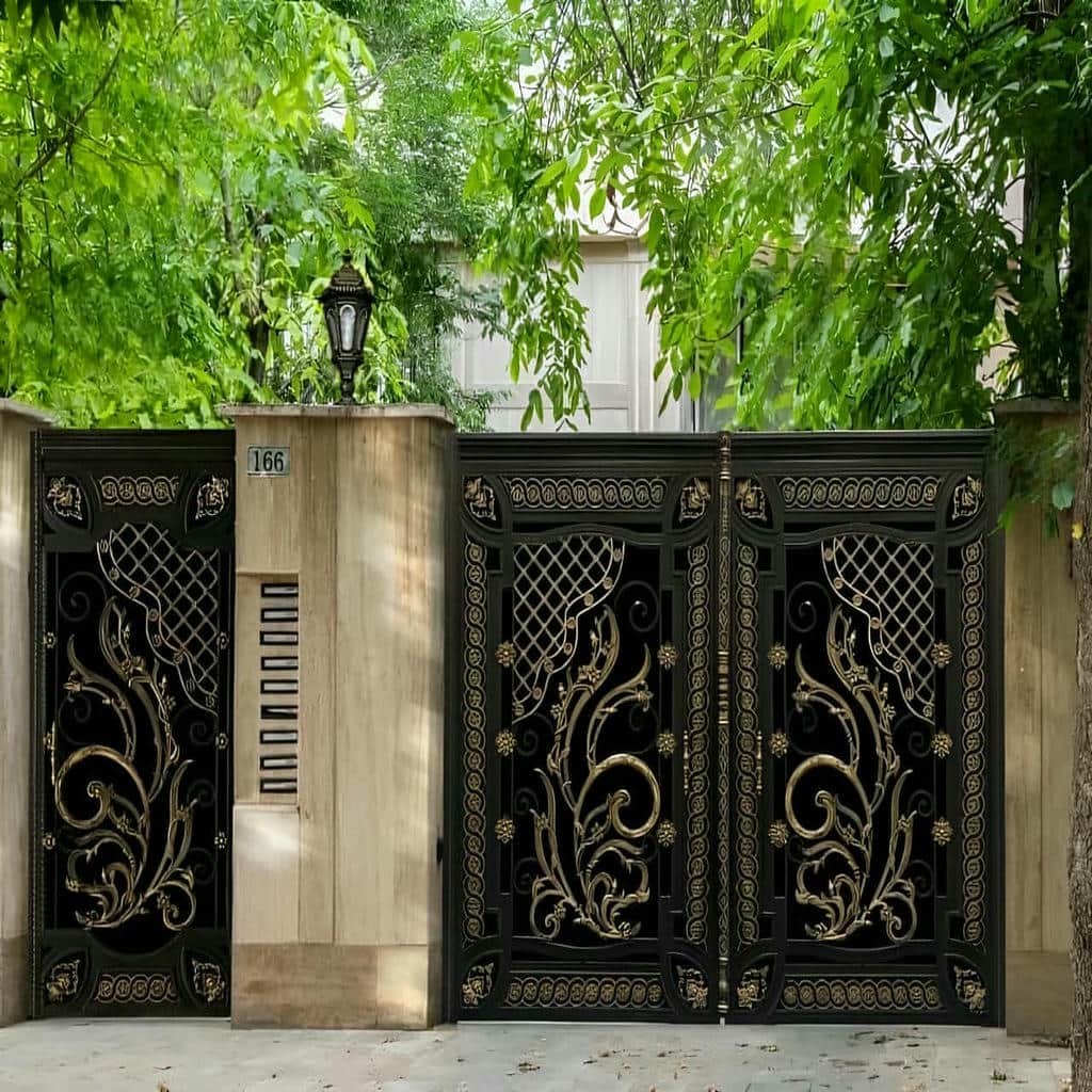 نصب درب حیاط فرفورژه ویلایی کلاسیک در سمنان