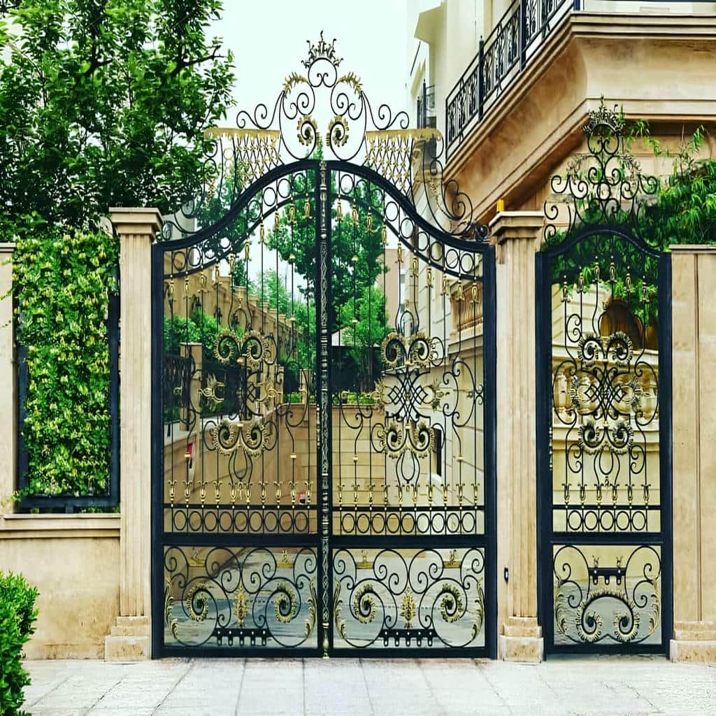 نصب درب حیاط فرفورژه ویلایی کلاسیک در محمدشهر