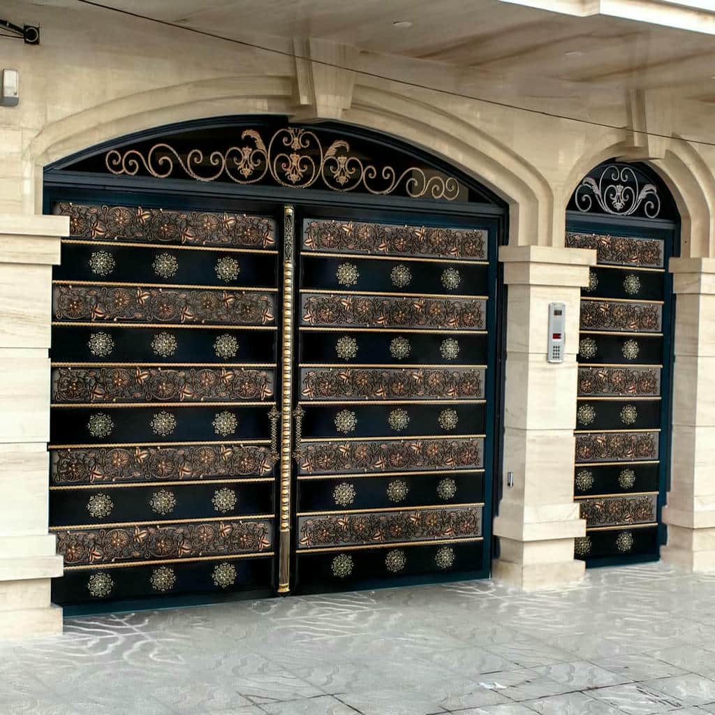 نصب درب حیاط فرفورژه ویلایی رنگ کوره‌ای در آستارا