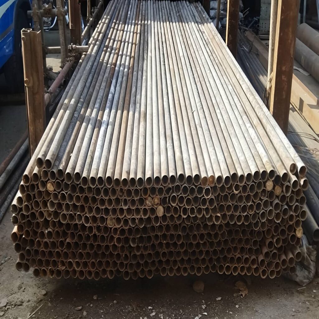 نصب لوله داربست ایمن کنار نمای مدرن