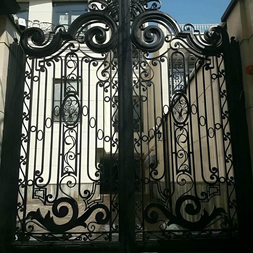 نصب درب حیاط شاسی سنگین روی ستون مقاوم