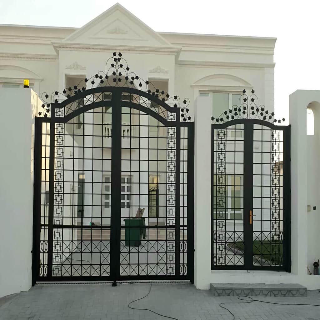 نصب درب حیاط پانل دار روی ورودی ویلایی