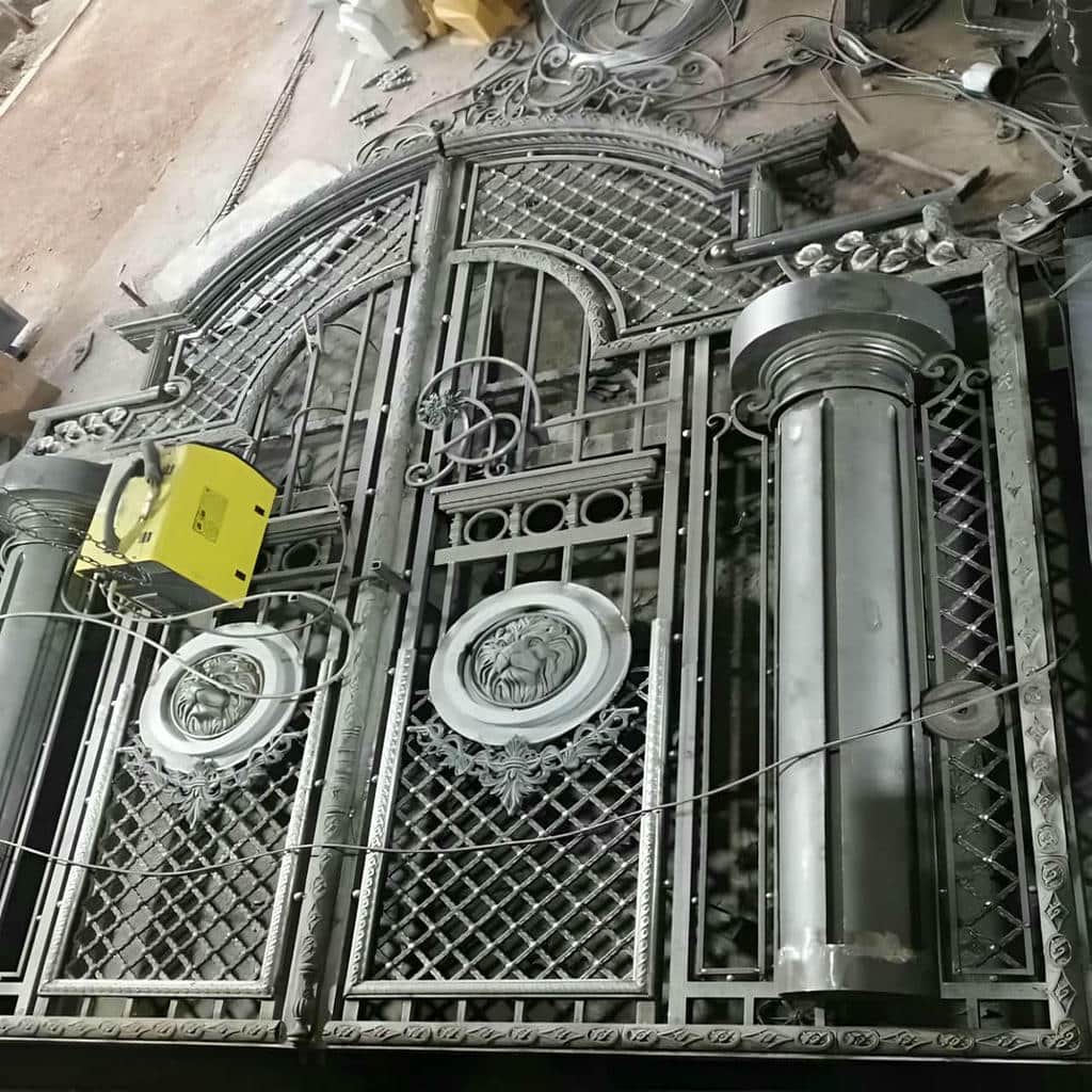 ساخت درب حیاط ورودی جنوبی با کلاف متناسب