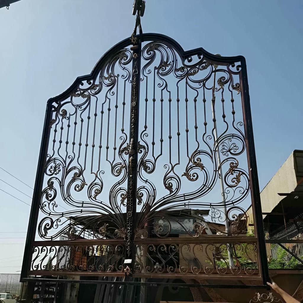 درب ساختمان فرفورژه گل دار قوس‌دار کلاسیک