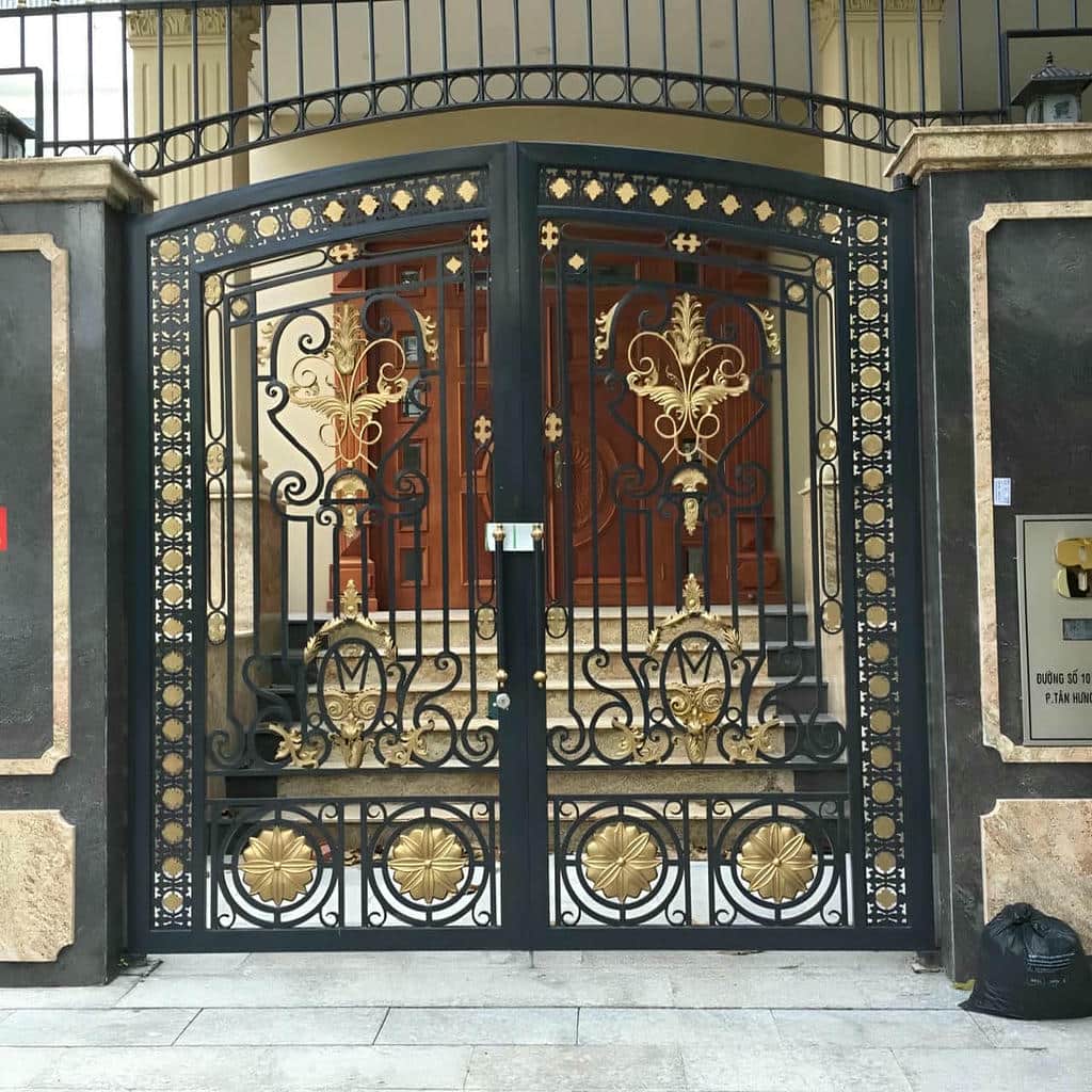 خرید درب پارکینگ حیاط لولایی با طرح فرفورژه