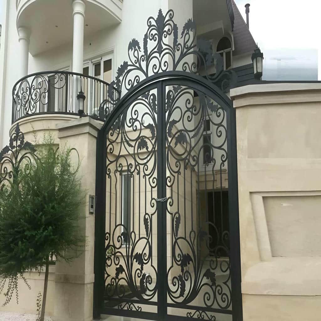 اجرای درب آهنی شیک ورودی حیاط فرفورژه اجرای درب آهنی شیک ورودی حیاط فرفورژه