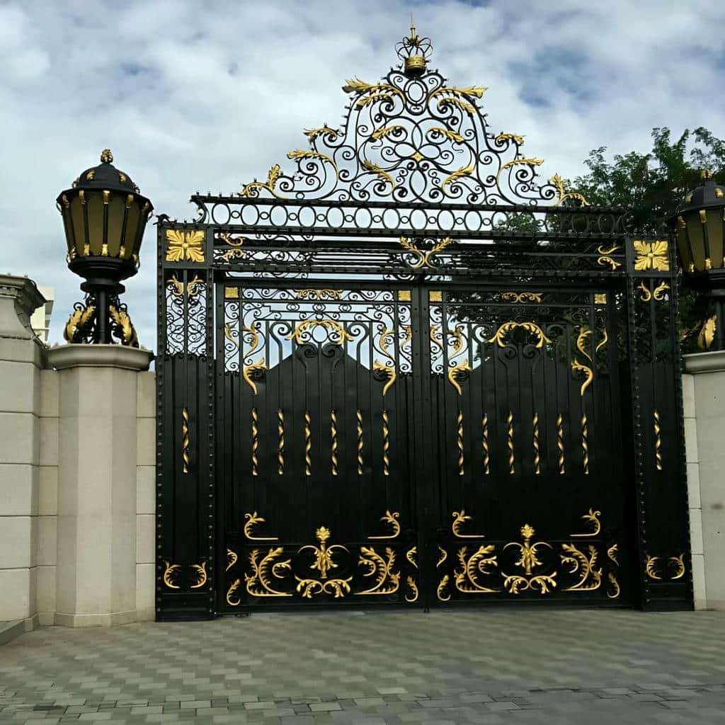 خدمات طراحی درب پارکینگ حیاط لولایی برای نمای کلاسیک
