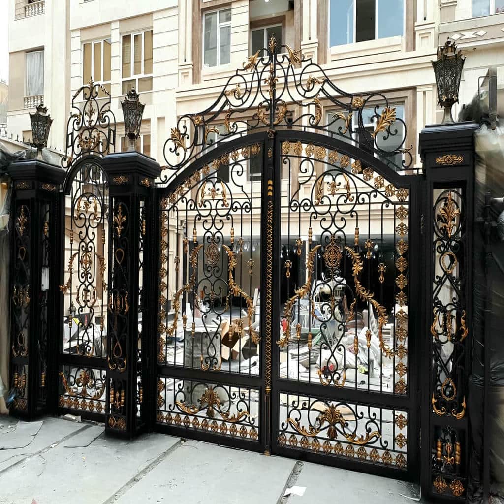 ساخت درب حیاط بزرگ پارکینگ با کلاف مقاوم