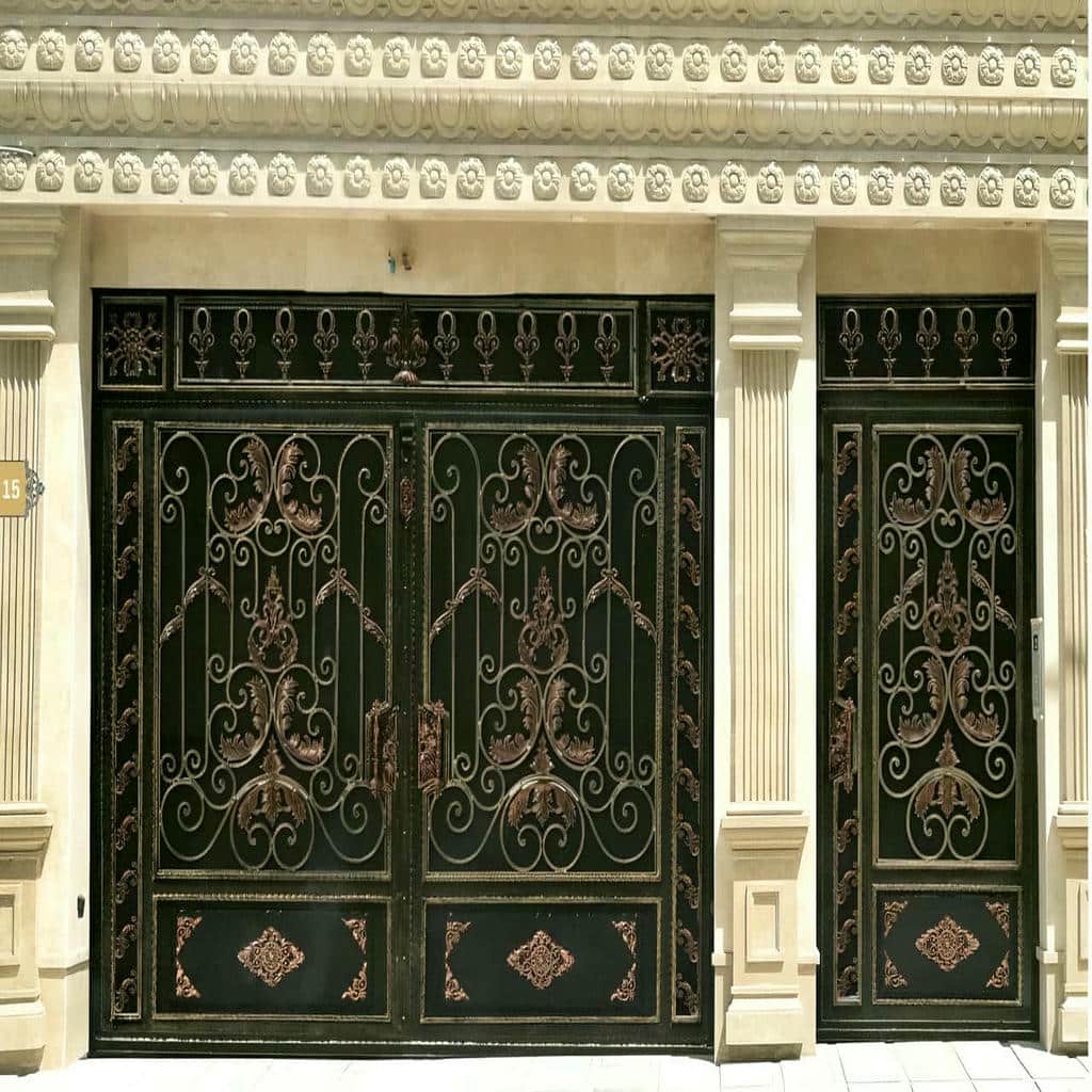 مدل نیم‌دایره درب حیاط طاق دار