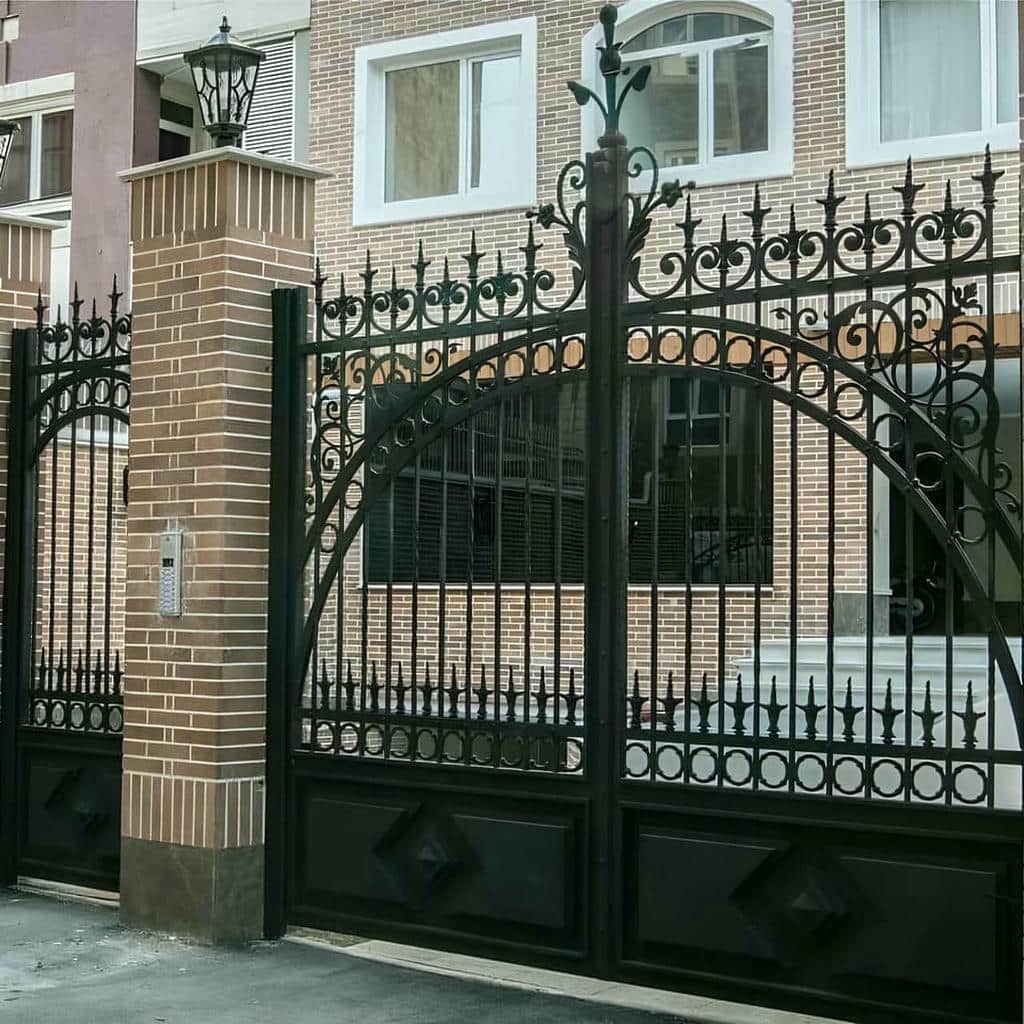 اجرای درب پارکینگ CNC پنل فلزی برای نمای مدرن