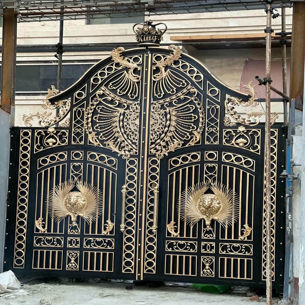 نصب جک روی درب پارکینگ ویلایی دو لنگه
